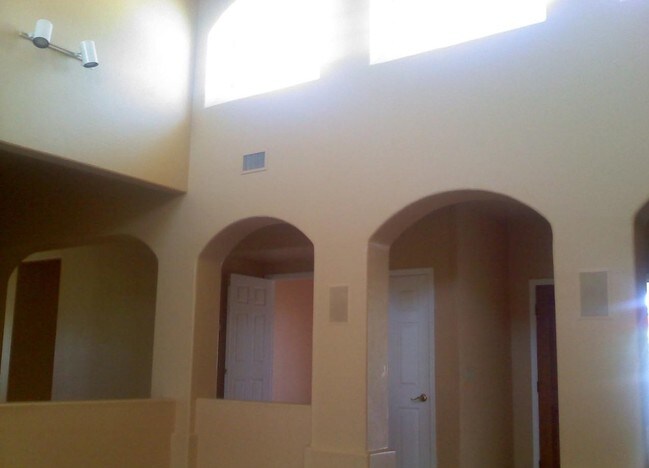 Building Photo - 820 E Chula Vista Rd