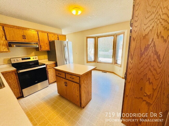 Building Photo - 719 Woodridge Dr S
