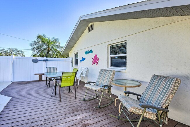 Building Photo - 896 S Venice Blvd