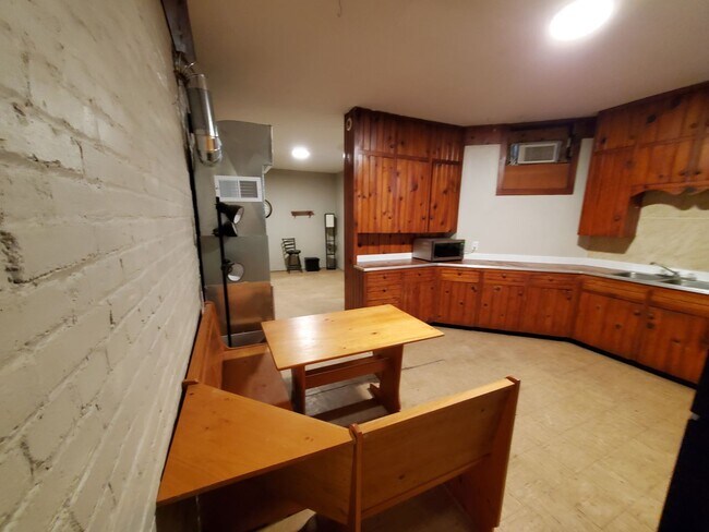 Building Photo - Large 1 bedroom remodeled apartment, washer/dryer hookups