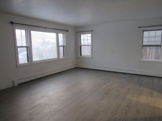 Building Photo - Updated Cape Cod 4 Bedroom Home! Heat/Water Pd!