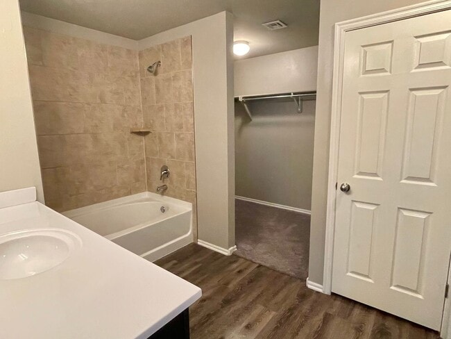 Building Photo - Great 4 Bedroom In Yukon Schools