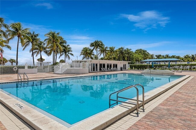 Building Photo - 5005 Collins Ave