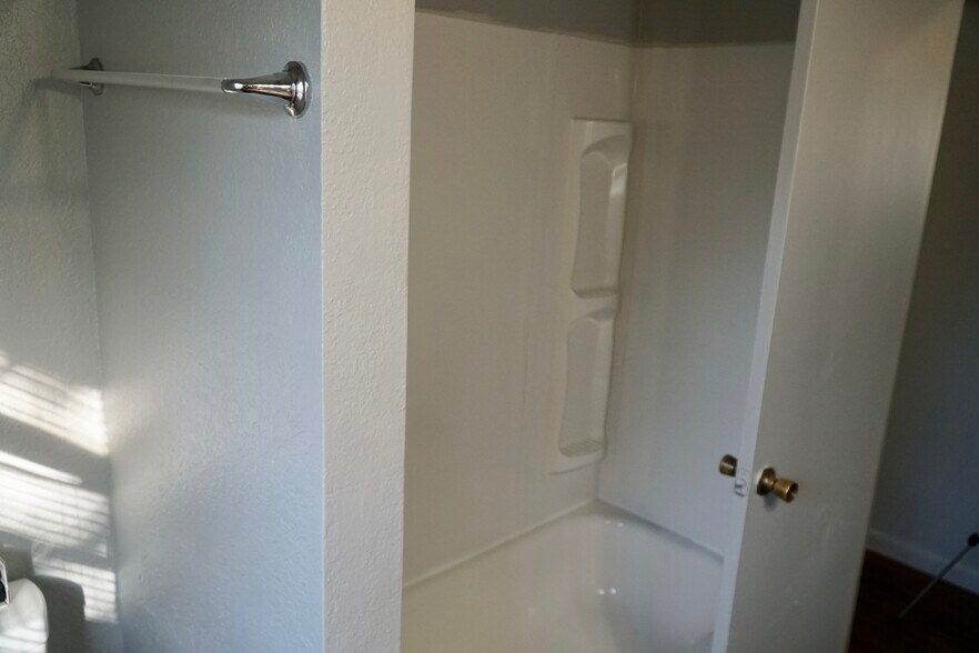 Bathroom (new tub surround) - 609 General Senter Dr