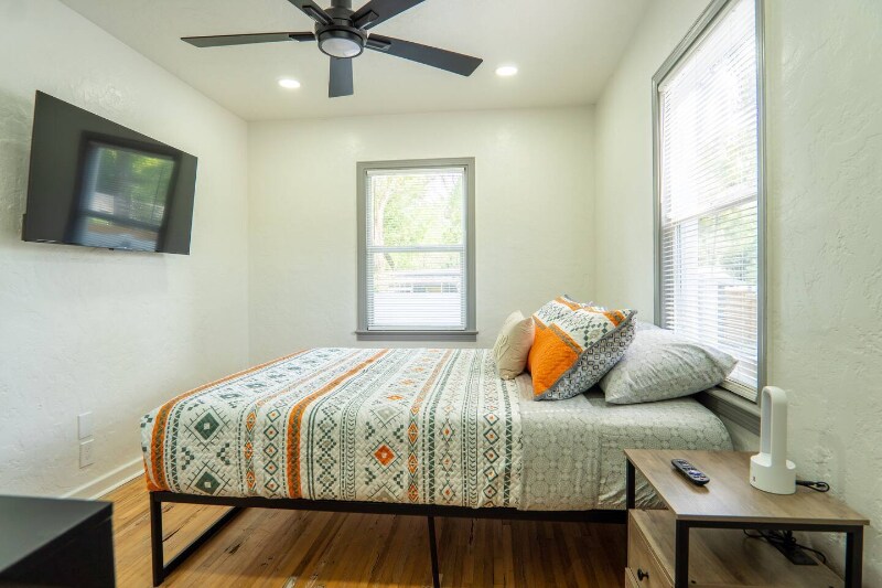 Primary Photo - 2008 Page Ave