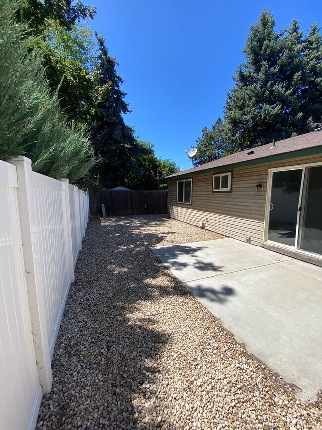 Building Photo - Ready first of June / 3 bedroom 2 bathroom...