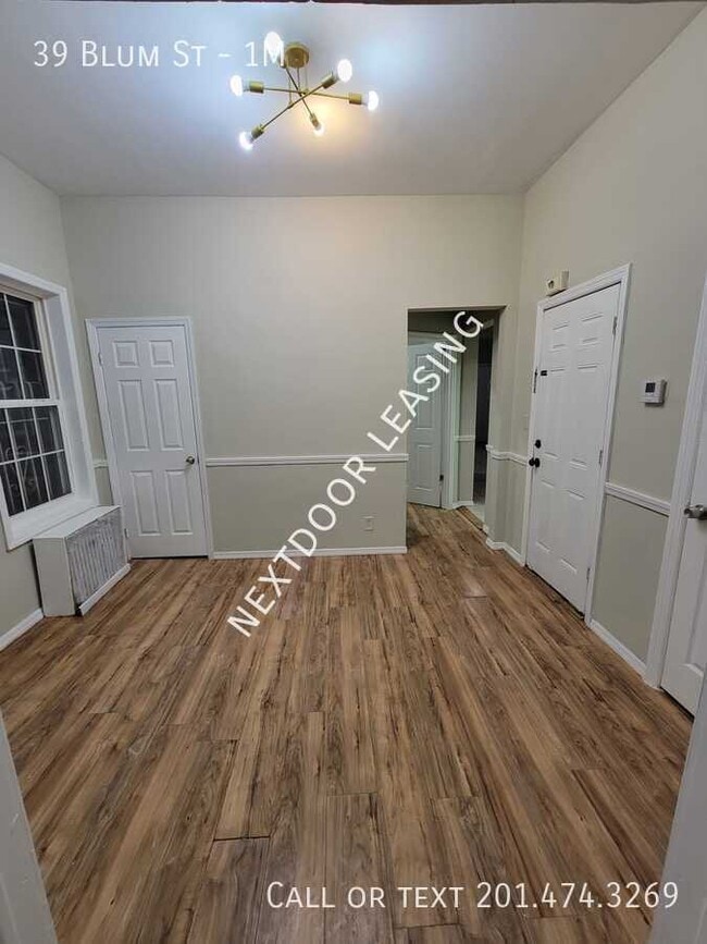 Building Photo - 39 Blum St