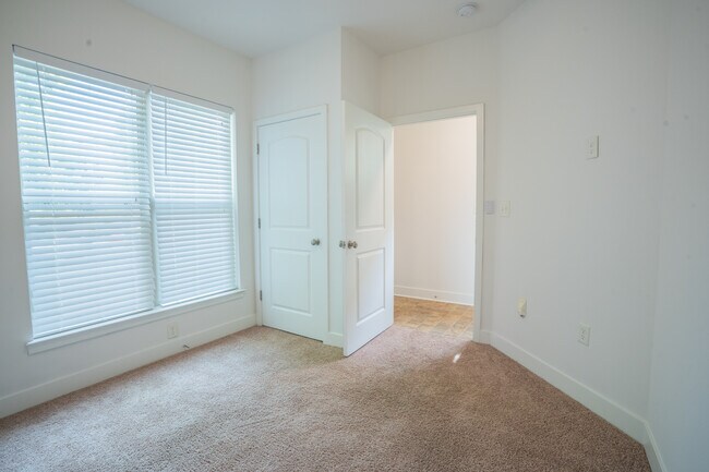 Building Photo - 1032 Skyline View Way