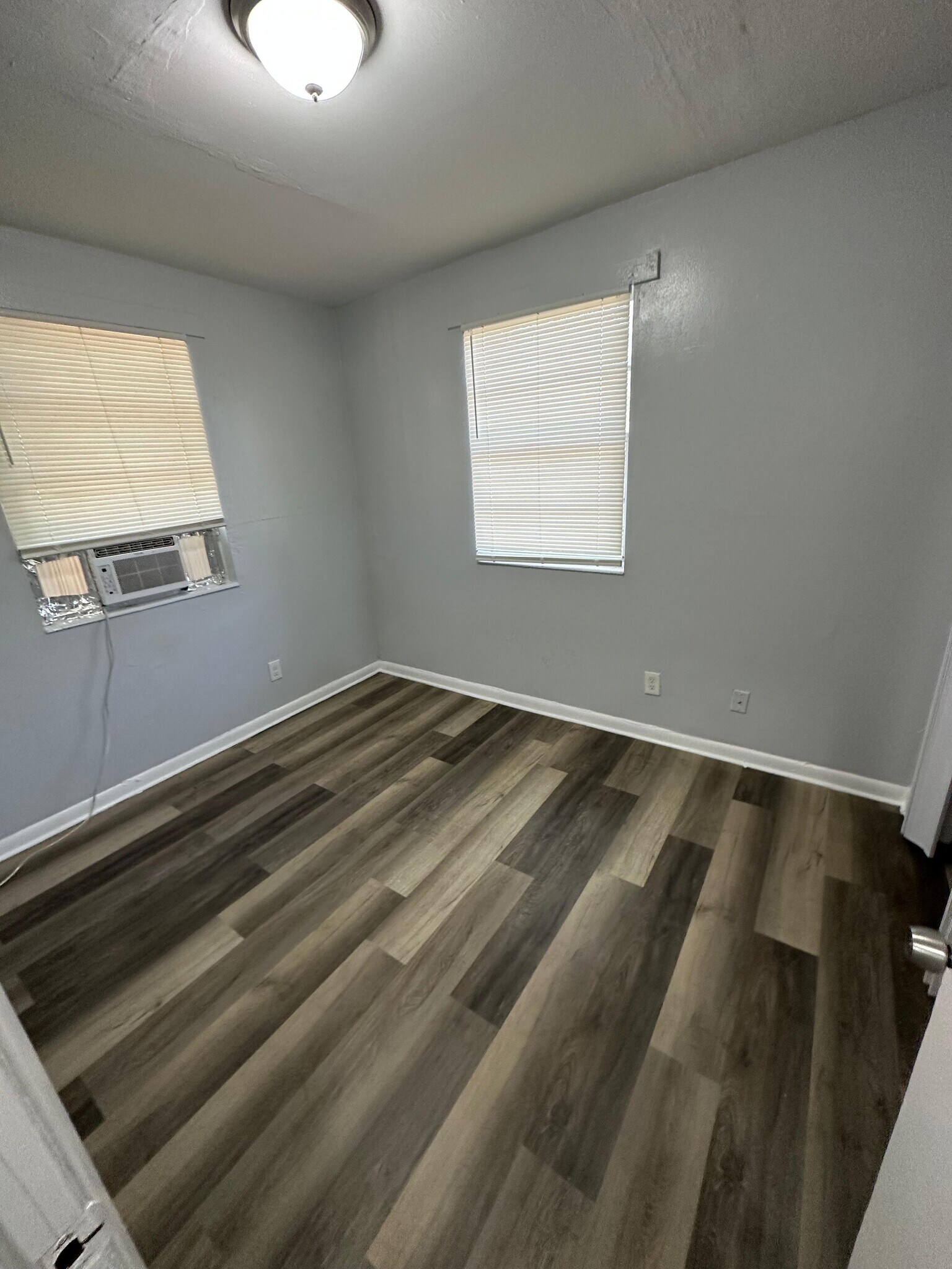 Building Photo - 1625 W 26th St