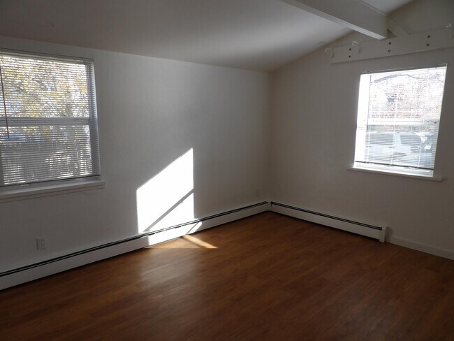 Building Photo - 1545 E 6th St