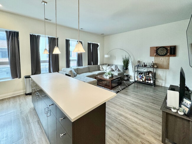 Building Photo - 1750 W North Ave