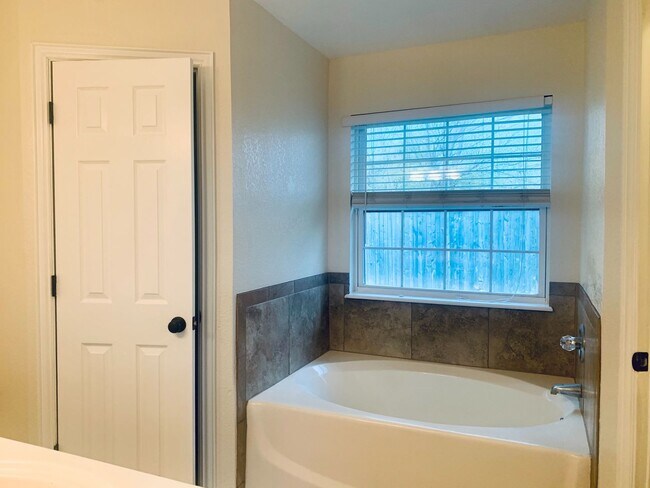 Building Photo - Beautiful 3 bed, 2 bath home in Noble!--12...