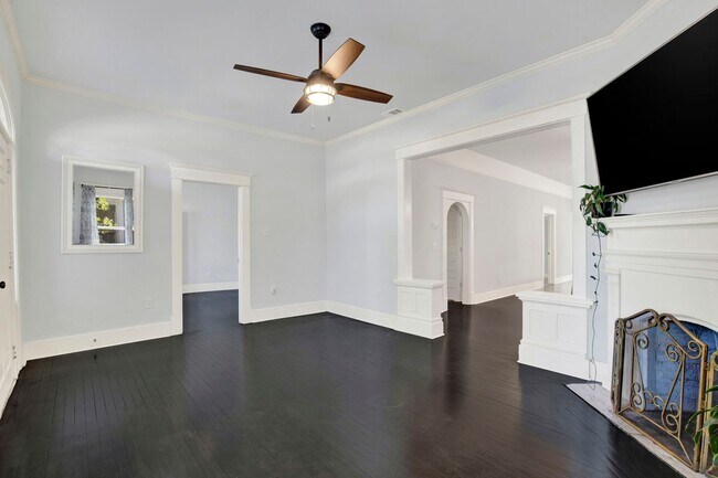 Building Photo - Thomas Square Home