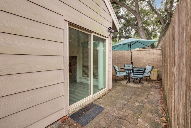 Building Photo - 13975 Hollowgreen Dr