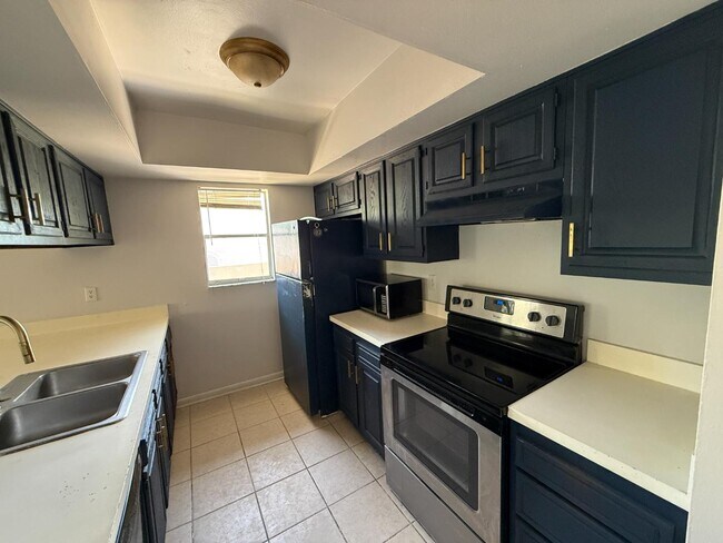 Building Photo - 136 Country Club Dr