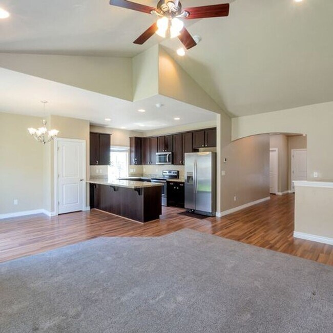 Building Photo - 1848 Woodview Dr W