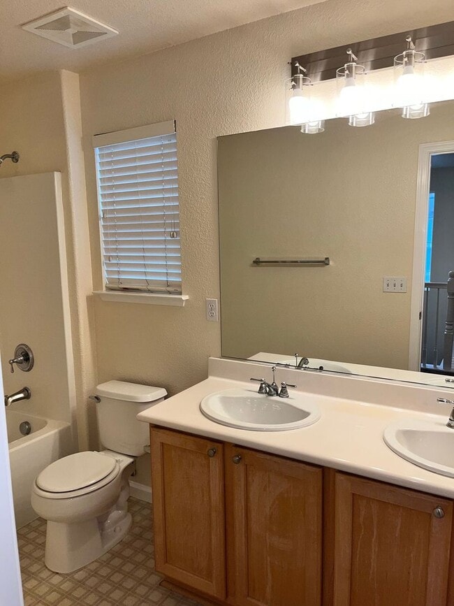 Building Photo - Charming 4-bedroom, 2.5-bathroom home