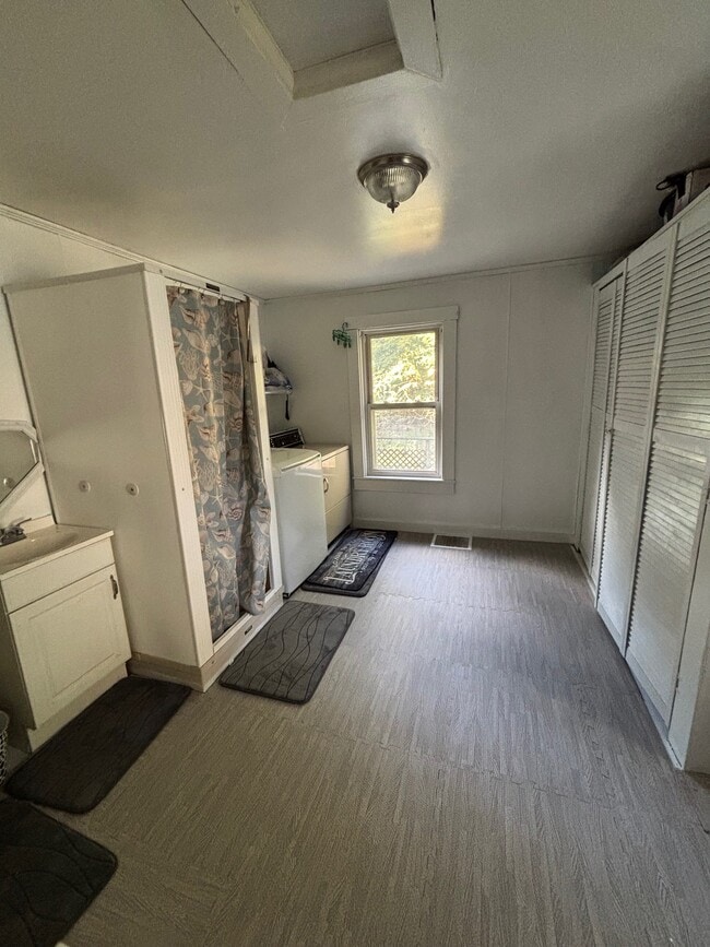 Building Photo - 23 Elm St