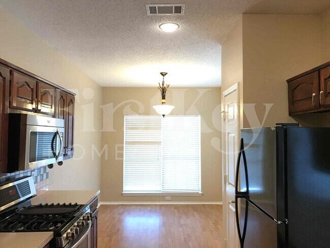 Building Photo - 2132 Montclair Ln