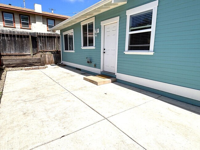 Building Photo - Adorable Beach-Close 2 Bedroom Bungalow in...