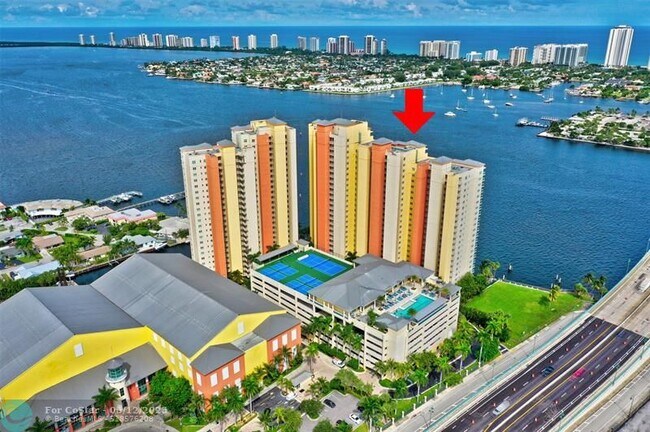 Building Photo - 2640 Lake Shore Dr