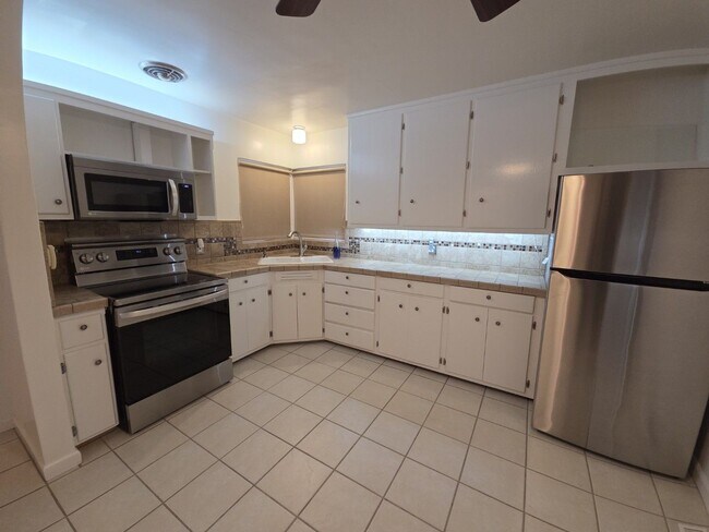 Building Photo - Elegant home with classic charm