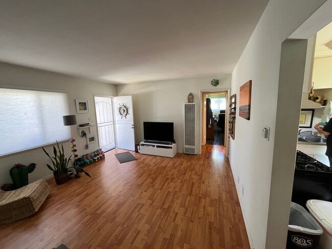 Building Photo - 2 bedroom- Located only 6 blocks to the be...