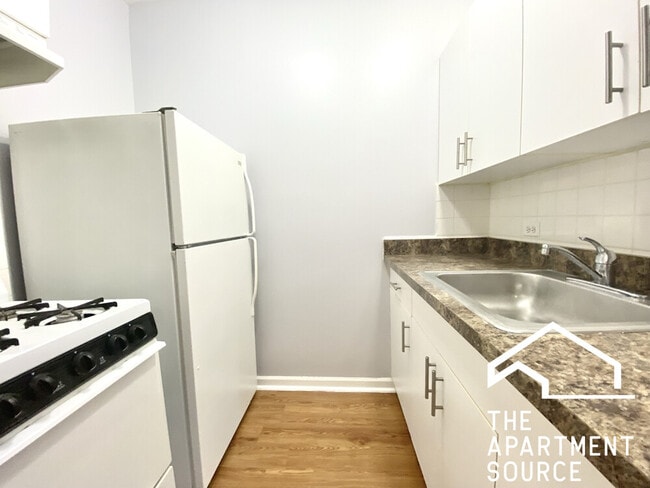 Building Photo - 4241 N Kenmore Ave