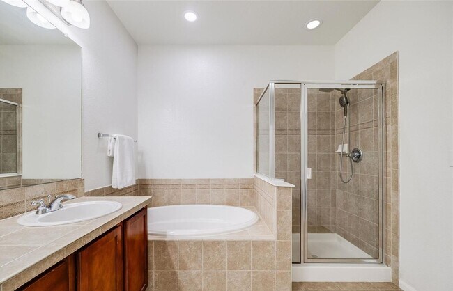 Building Photo - Updated 2BD, 2.5BA Townhome in Centennial ...