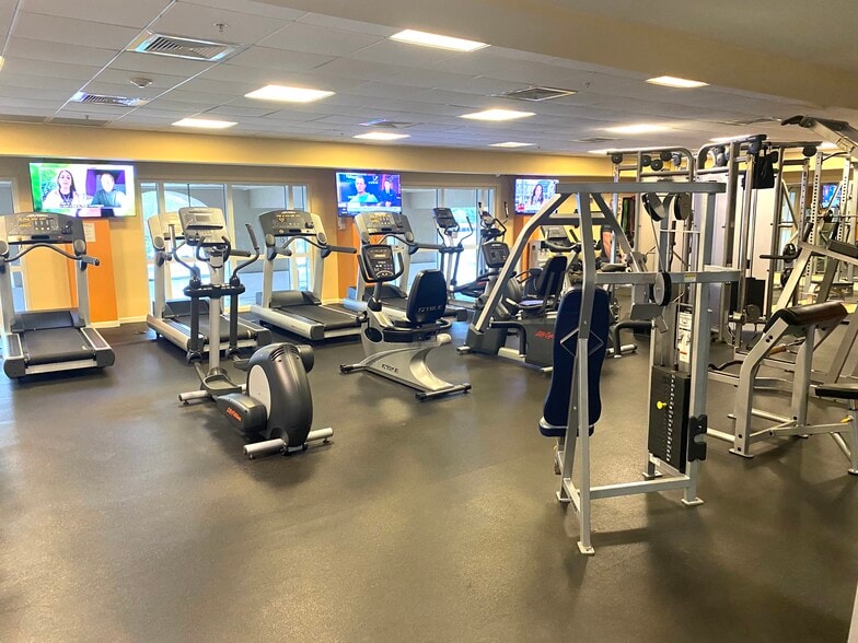 Full gym - 511 SE 5th Ave