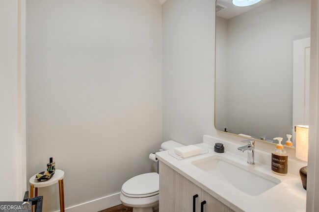 Building Photo - 119 Chateau Dr SE