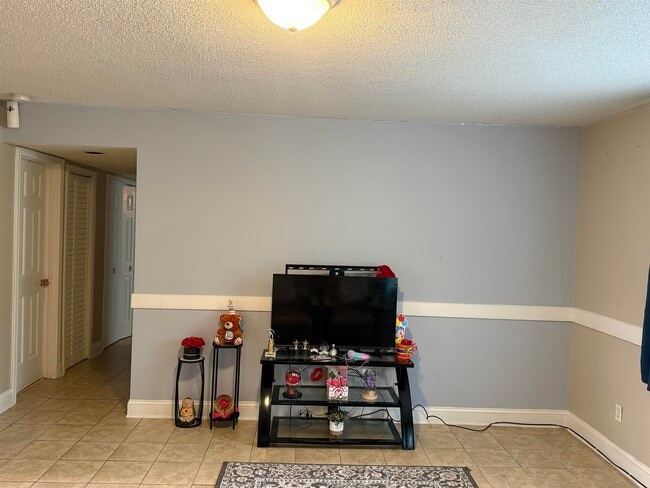 Building Photo - 2000 Greens Blvd