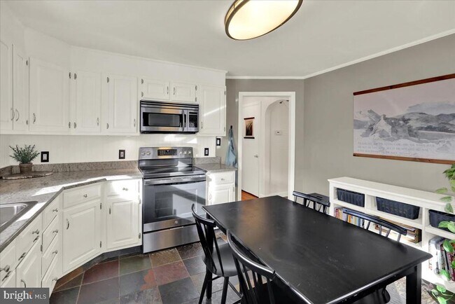 Building Photo - 88 E College Ave