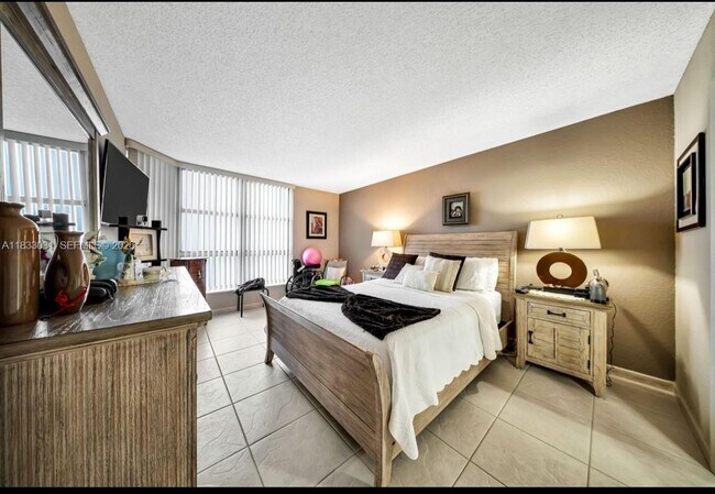 Building Photo - 19101 NE 36th Pl