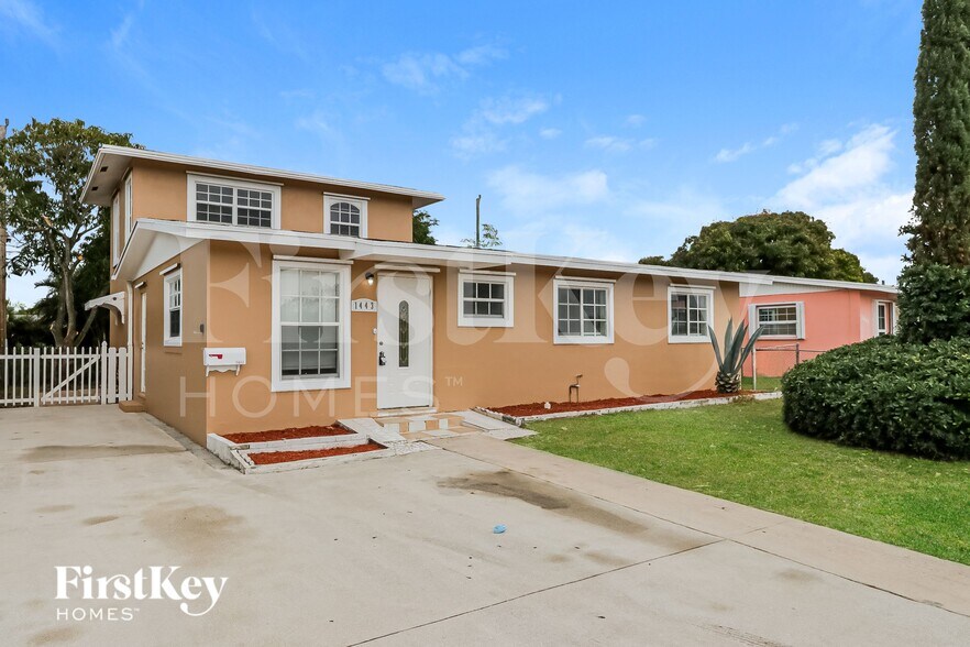 Building Photo - 1443 7th St