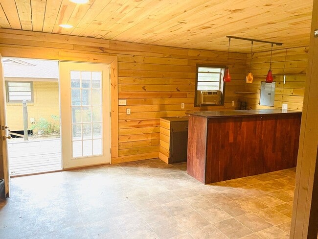 Building Photo - ** 4 Bed 2 Bath located in Forest Hills ** Call 334-366-9198 to schedule a self-tour