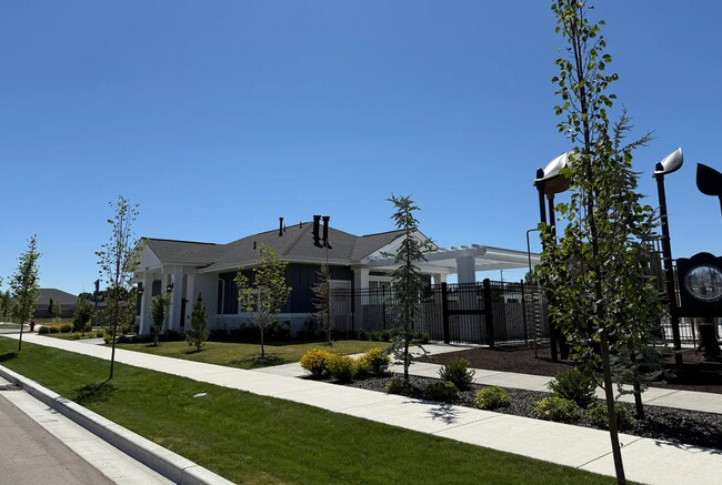 Building Photo - Brand New, Move-In Ready Townhome in Eagle!