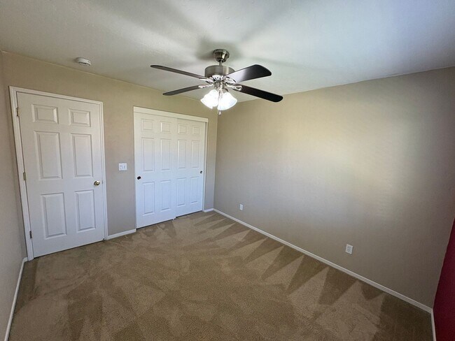 Building Photo - Lovely NW Visalia Home Near Shopping Centers Available Now!