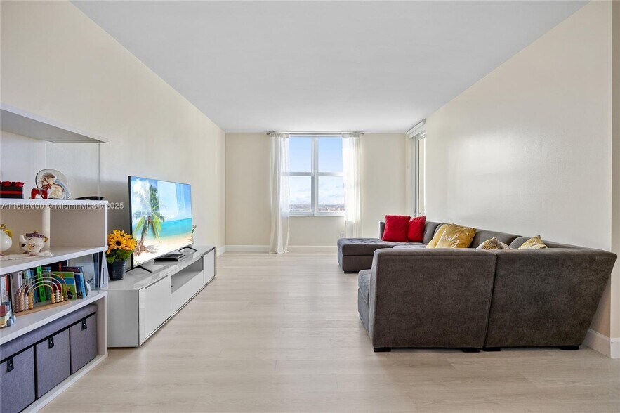 Building Photo - 511 SE 5th Ave