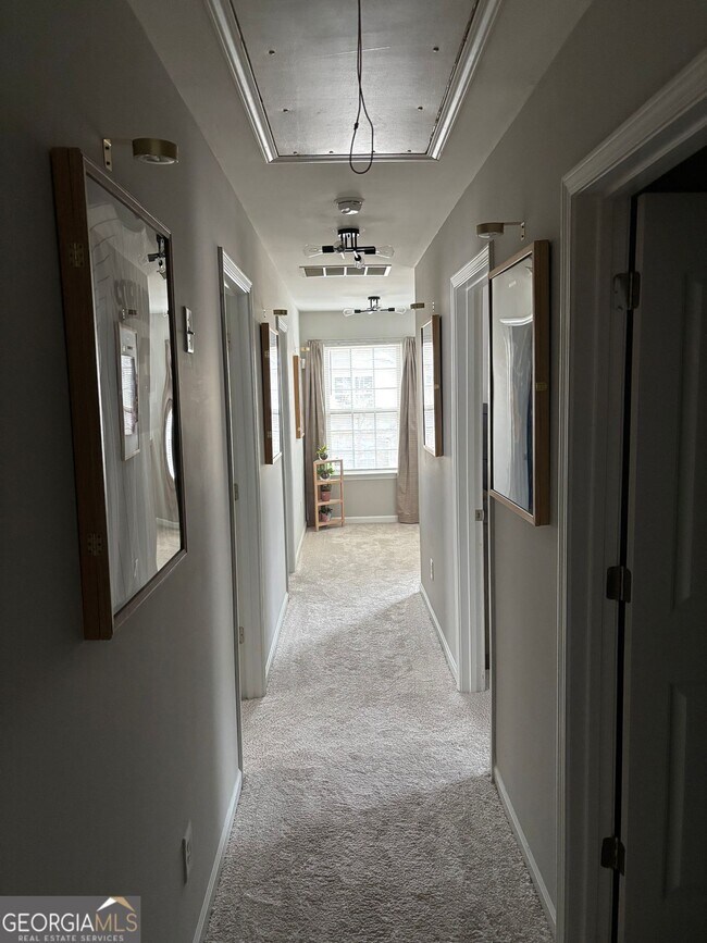 Building Photo - 518 Tulip Ln