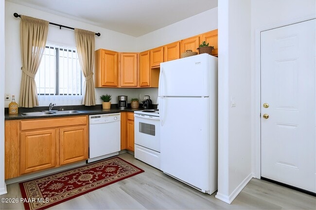 Building Photo - 354 W Delano St