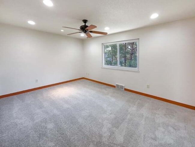 Building Photo - 3 Bed Shoreview Townhome