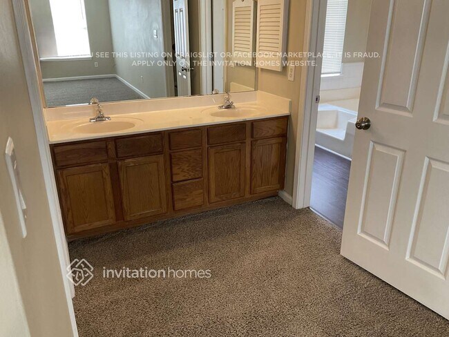 Building Photo - 2343 Century Oaks Ln