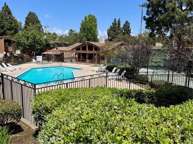 Building Photo - 3719 Country Club Dr