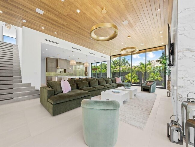 Building Photo - 2657 NE 34th St