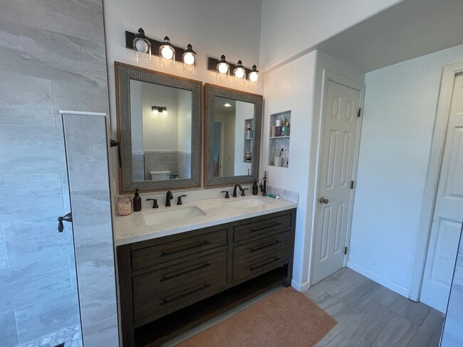 Building Photo - Two Bedroom + Loft/Two Bathroom Napili Tow...