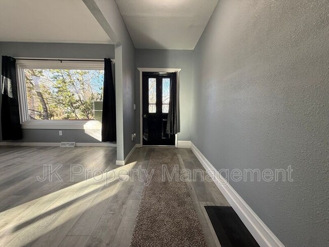 Building Photo - 1512 3rd Ave N