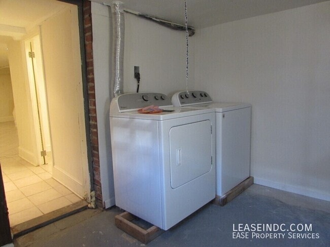 Building Photo - 2517 3rd St NE