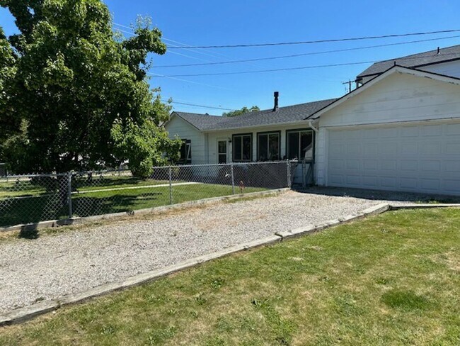 Building Photo - Charming 2-Bed, 1-Bath Hamilton Home with ...