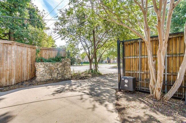 Building Photo - 3257 Greene Ave